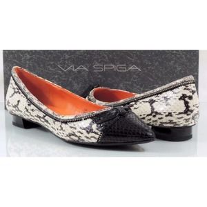 Via Spiga Dottie Pointed Toe Flat Shoes Leather Light Cream / Black Size 7.5